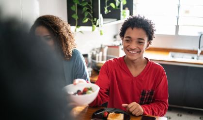 Adolescentes que tomam café da manhã regularmente são mais felizes, diz estudo