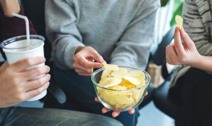 Alimentos ultraprocessados podem causar danos químicos ao DNA, diz estudo