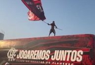Torcedores fazem "AeroFla" no embarque do Flamengo para o Uruguai