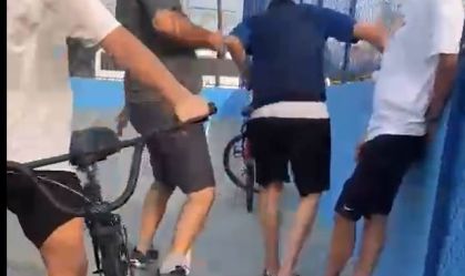 PM reformado agride jovem com socos e tapas em praça pública no RJ: "Aqui quem manda sou eu"