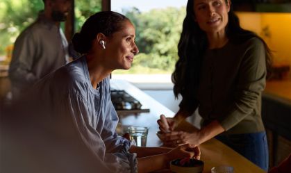 Apple: AirPods agora atuam como aparelhos auditivos; saiba como funciona
