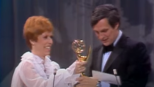 Alan Alda ganhando o Super Emmy em 1974