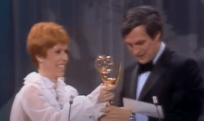 Alan Alda ganhando o Super Emmy em 1974