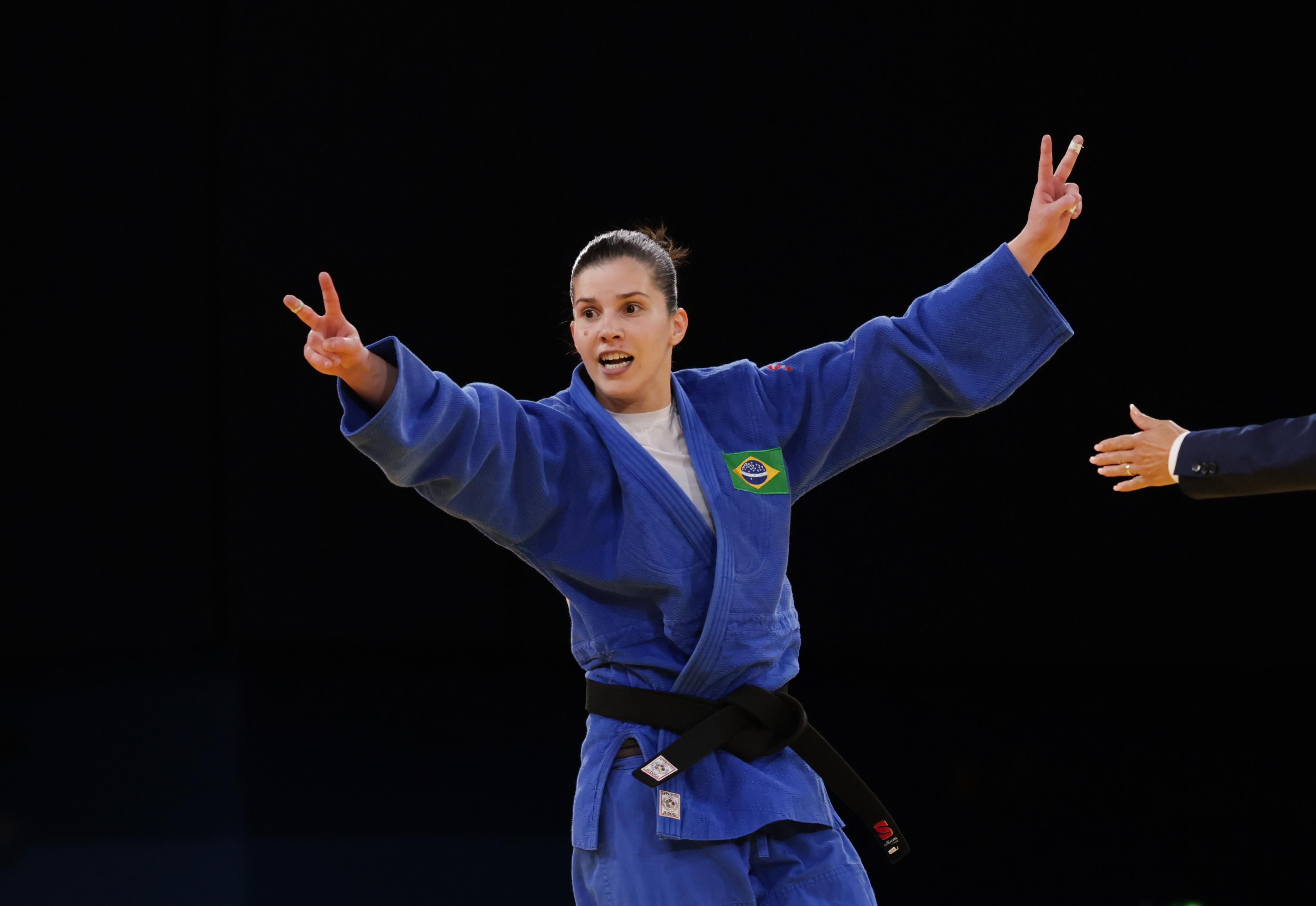 Alana Maldonado celebra o ouro paralímpico em Paris