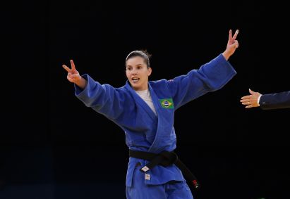 Alana Maldonado celebra o ouro paralímpico em Paris