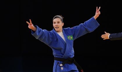 Alana Maldonado celebra o ouro paralímpico em Paris