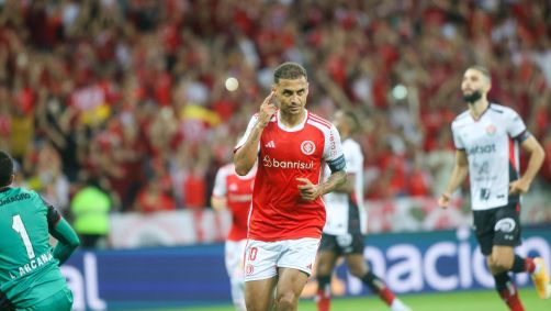 Alan Patrick comemora gol no triunfo do Inter sobre o Vitória
