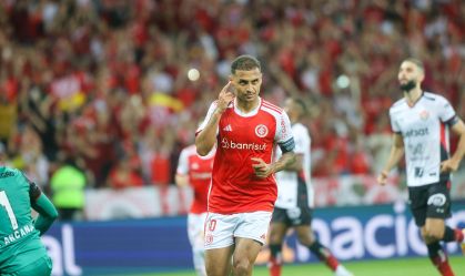 Alan Patrick comemora gol no triunfo do Inter sobre o Vitória