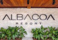 De quem é o Resort Albacoa em "Mania de Você"? Vilão está por trás do negócio