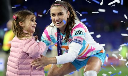 Lenda do futebol feminino, Alex Morgan anuncia aposentadoria e gravidez