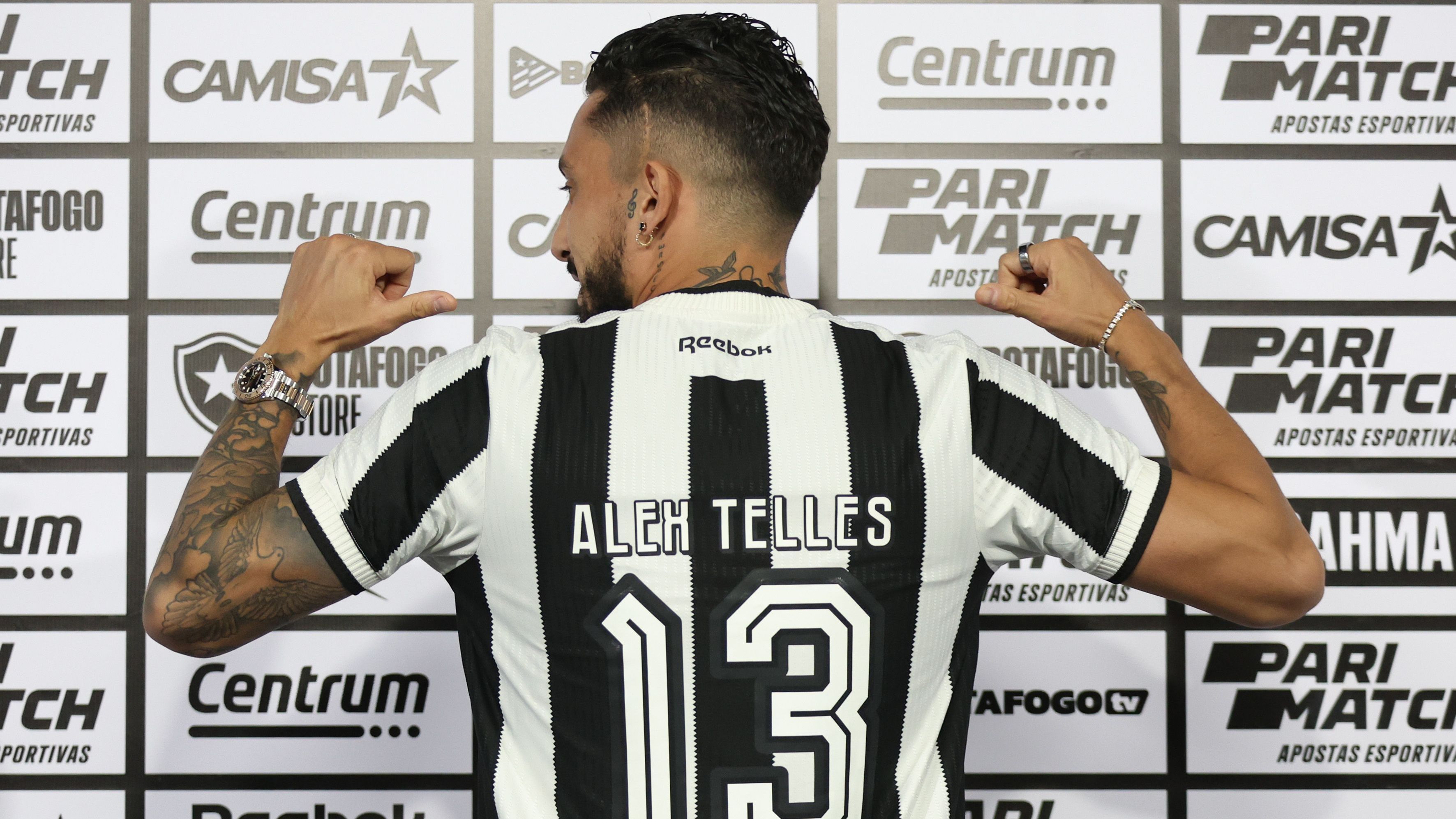 Alex Telles está regularizado e pode estrear pelo Botafogo
