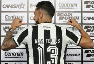 Alex Telles é regularizado e pode estrear pelo Botafogo contra o Corinthians