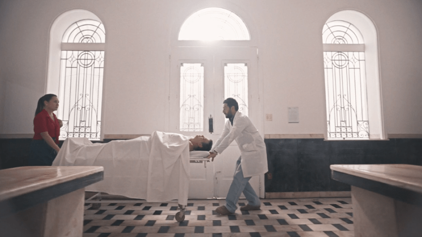 Molina (Rodrigo Lombardi) e Mércia (Adriana Esteves) se livraram de Alfredo (Fábio Assunção) no primeiro capítulo de "Mania de Você". • Reprodução/Globoplay
