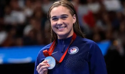 Nadadora ganha medalha 16 meses após perder a perna em um ataque de tubarão