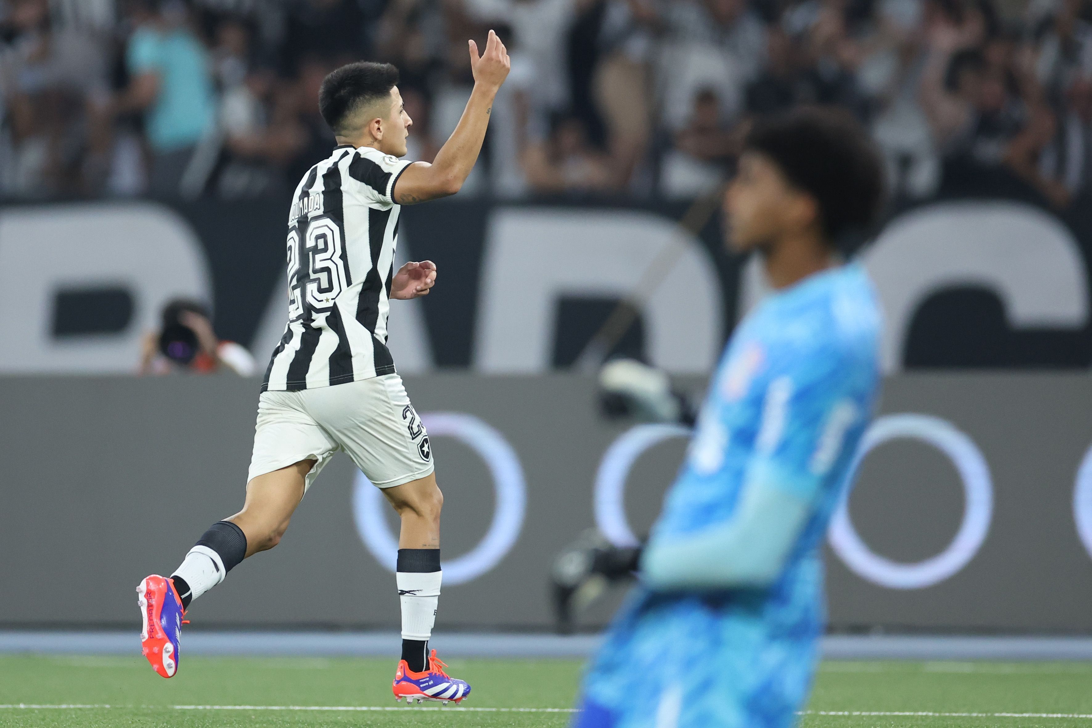 Thiago Almada comandou o meio e fez o gol da vitória do Botafogo sobre o Corinthians • Vitor Silva/Botafogo
