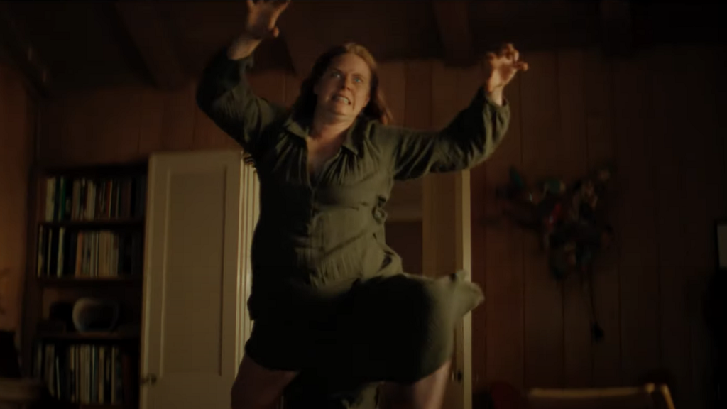 Amy Adams no trailer de "Nitchbitch"