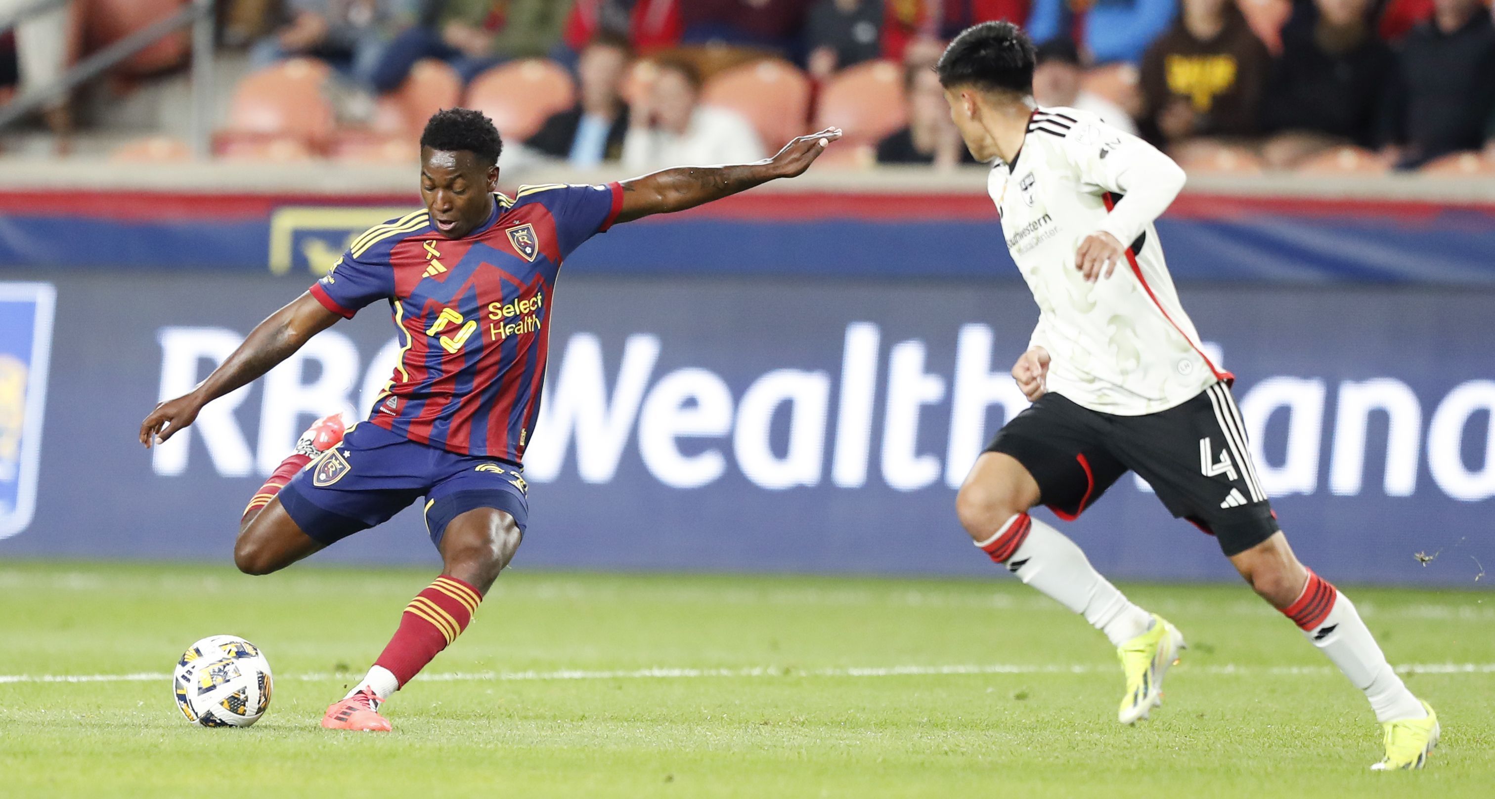 Anderson Julio chuta do meio de campo para fazer um golaço para o Real Salt Lake