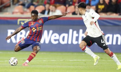 Anderson Julio chuta do meio de campo para fazer um golaço para o Real Salt Lake