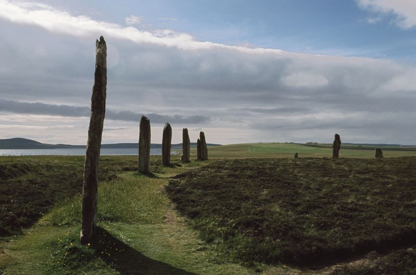 Rochas do anel de Brodgar, um enorme círculo de pedras cerimoniais em Mainland que remonta ao terceiro milênio a.C. • Dea/G. Wright/Getty Images