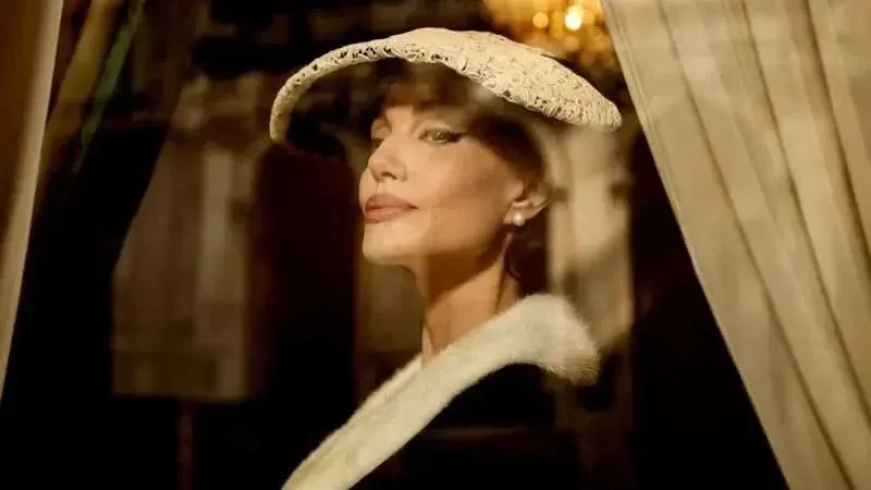 Angelina Jolie em "Maria Callas" • Divulgação