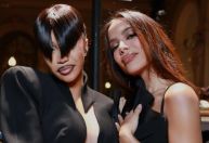 Anitta acompanha desfile na Semana de Moda em Paris ao lado de Cardi B