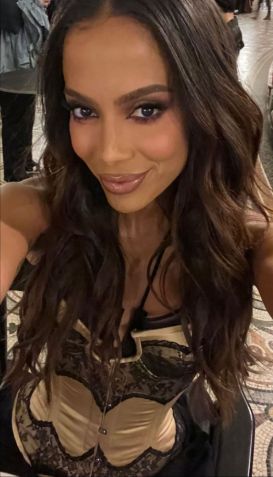 Anitta compartilhou foto pronta para desfilar em Paris, na França • Instagram/Anitta