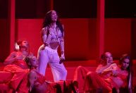 Anitta leva funk ao palco do VMA e canta em português; assista