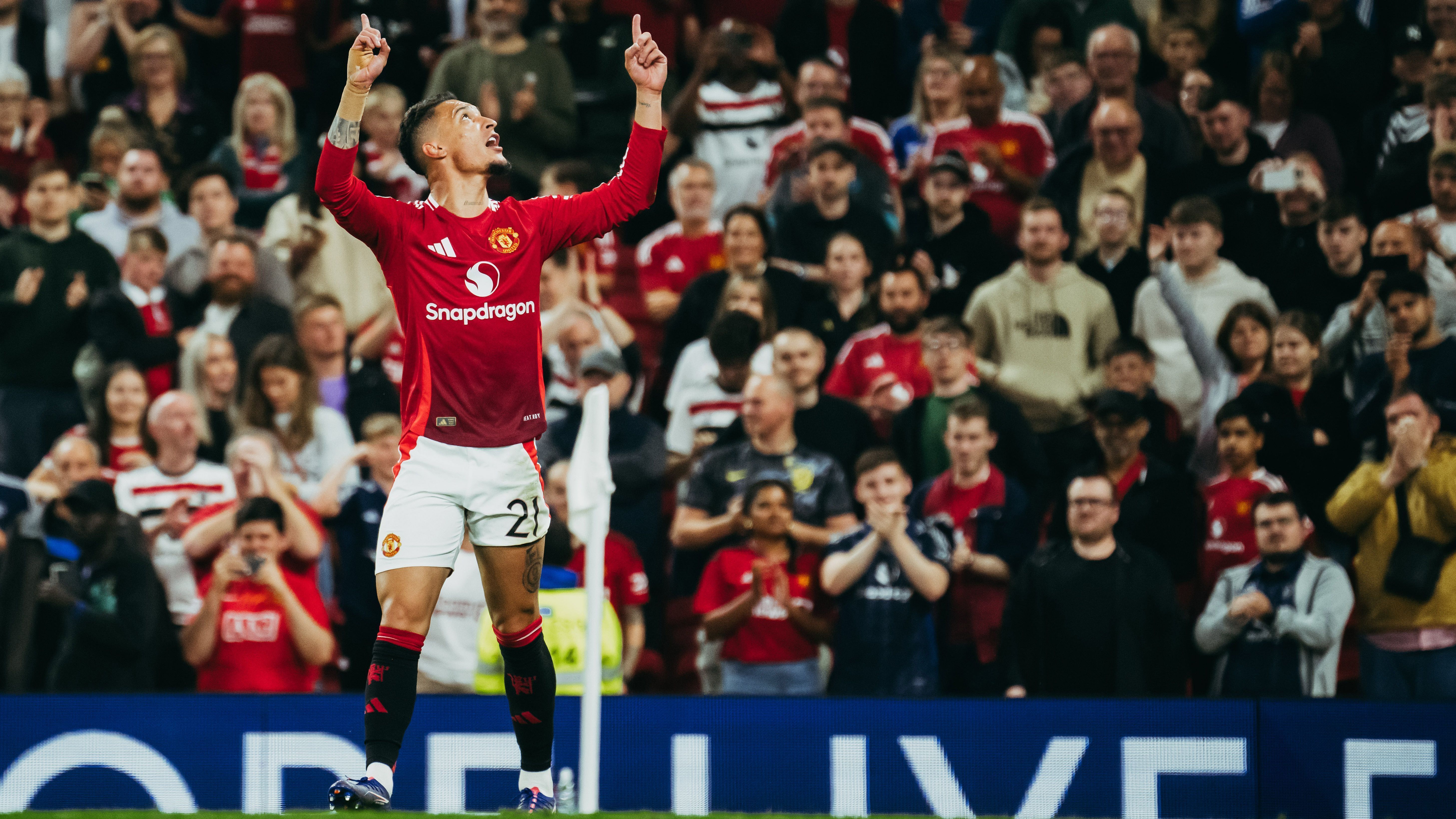 Antony comemora o gol que marcou pelo Manchester United sobre o Barnsley