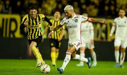 Arrascaeta em partida contra o Peñarol