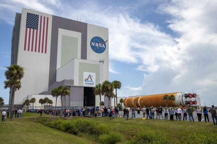 O estágio principal do foguete Artemis II chegou ao Centro Espacial Kennedy da Nasa em 24 de julho • Kim Shiflett/Nasa