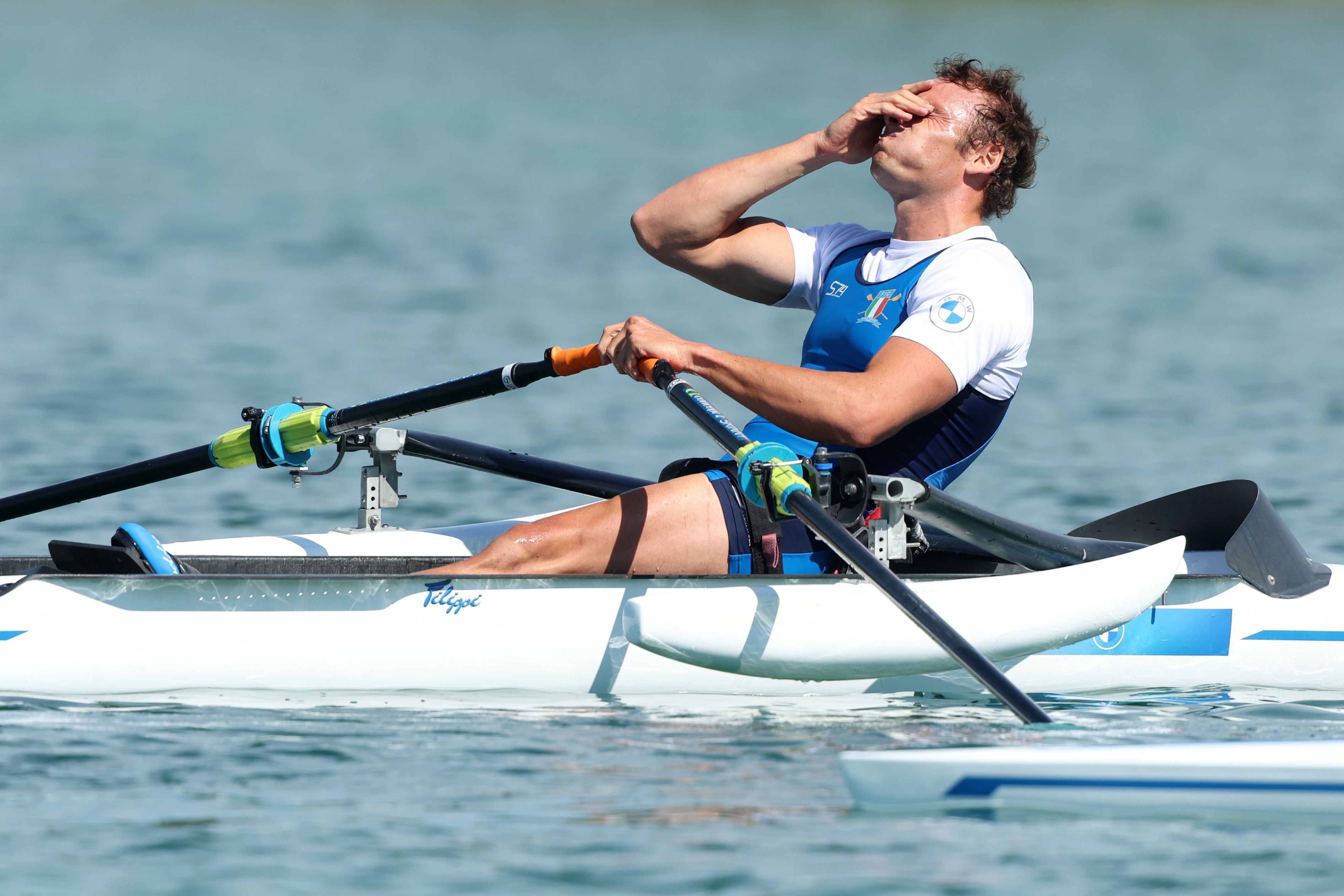 Giacomo Perini durante prova do remo PR1 na Paralimpíada de Paris