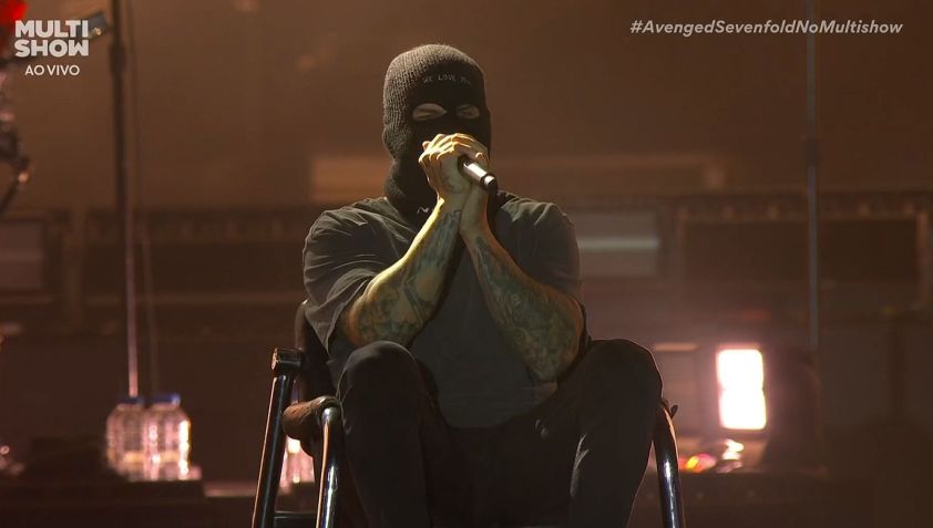 M. Shadows, vocalista do Avenged Sevenfold, começa o show em cima de uma cadeira de rodas. • Reprodução/Globoplay