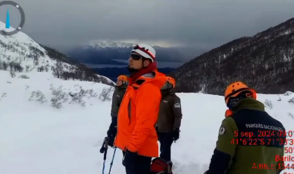 Homem é resgatado após ser levado por avalanche na Argentina