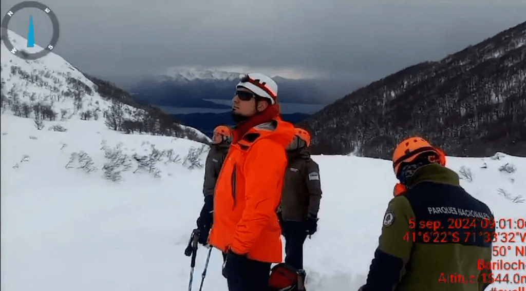 Homem é resgatado após ser levado por avalanche na Argentina | CNN Brasil