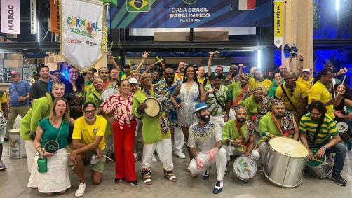 Iniciativa nos levou à capital francesa um time com dez ritmistas, duas passistas, uma porta-estandarte e um cantor