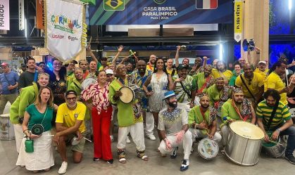 Iniciativa nos levou à capital francesa um time com dez ritmistas, duas passistas, uma porta-estandarte e um cantor