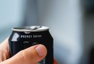 Quais são os riscos das bebidas energéticas? Especialista explica
