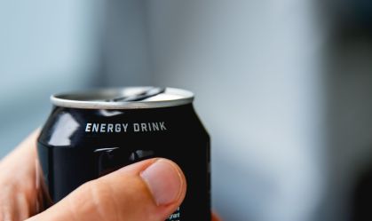 Quais são os riscos das bebidas energéticas? Especialista explica