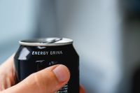 É seguro tomar energético como pré-treino? Entenda