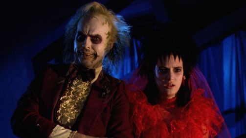 Winona Ryder e Michael Keaton caracterizadas em "Os Fantasmas Ainda Se Divertem"