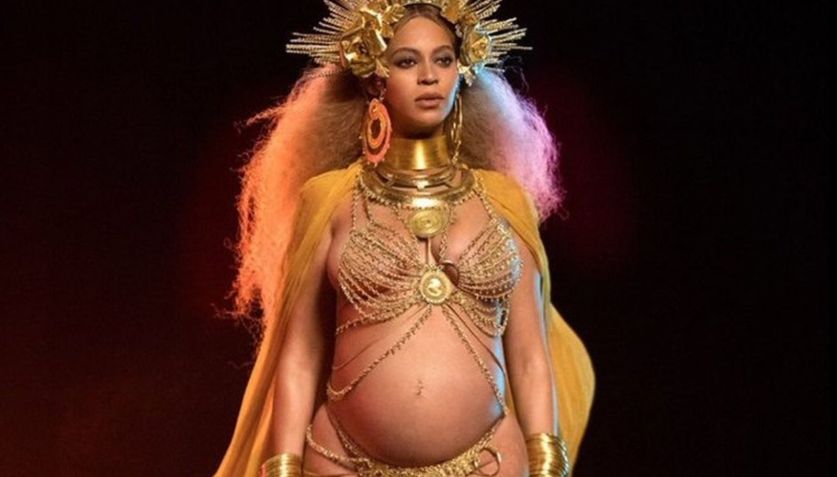 Beyoncé subiu ao palco do Grammy 2017 grávida. • Reprodução/Youtube