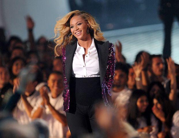 Beyoncé anunciando a primeira gravidez no palco do VMA 2011 • Kevin Mazur/WireImage