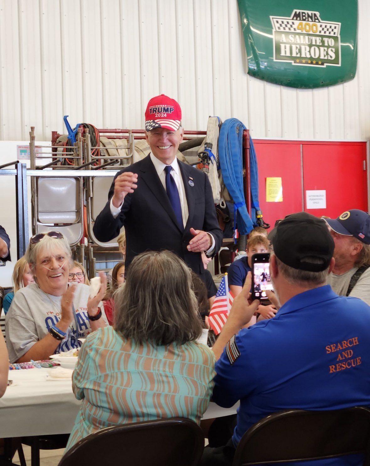 Biden usa boné da campanha de Trump em evento na Pensilvânia • Trump War Room
