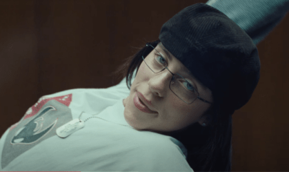 Billie Eilish vence como Artista do Ano no AMAs 2025