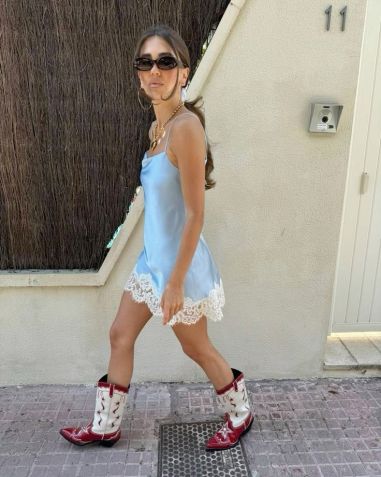 Look com slip dress e bota western para o Rock in Rio • Reprodução/Pinterest/Annanikacom