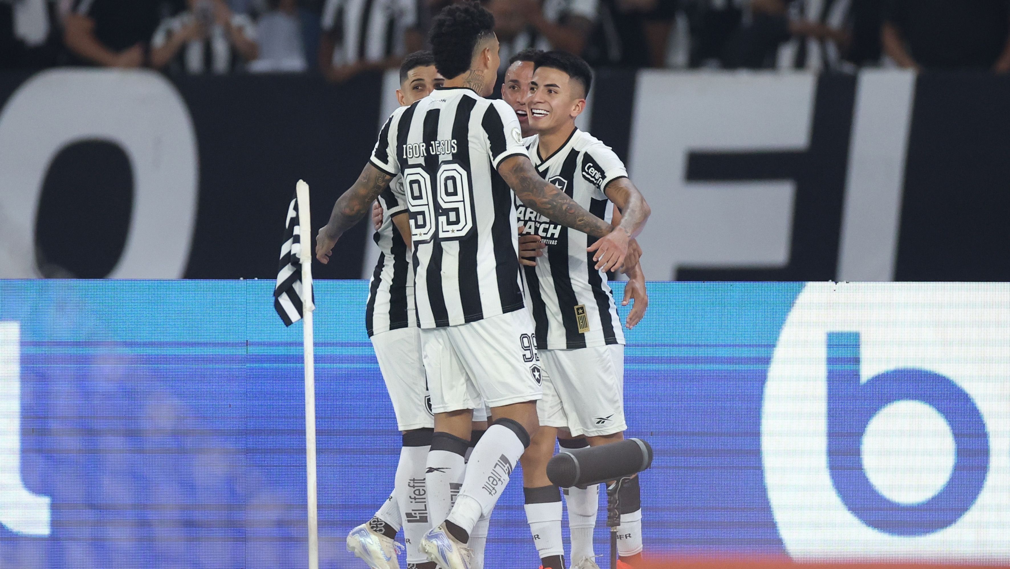 Almada comemora seu gol com os companheiros no Nilton Santos