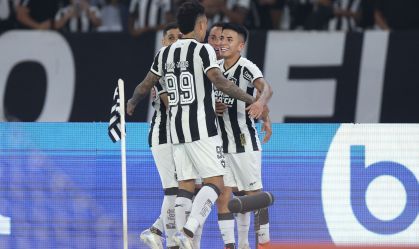 Botafogo vence o Corinthians com brilho de Almada e abre vantagem na liderança