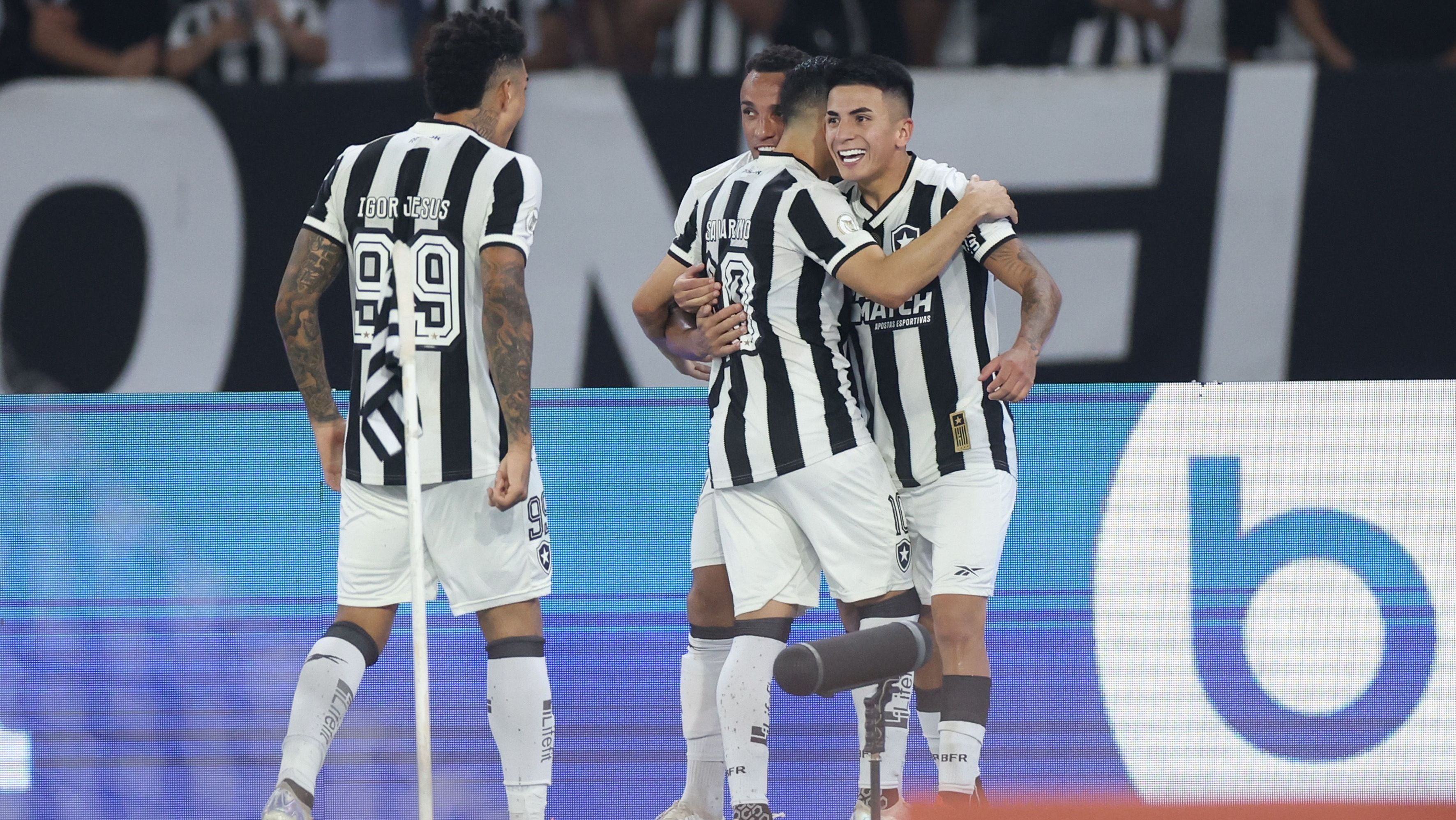Jogadores do Botafogo comemoram gol contra o Corinthians
