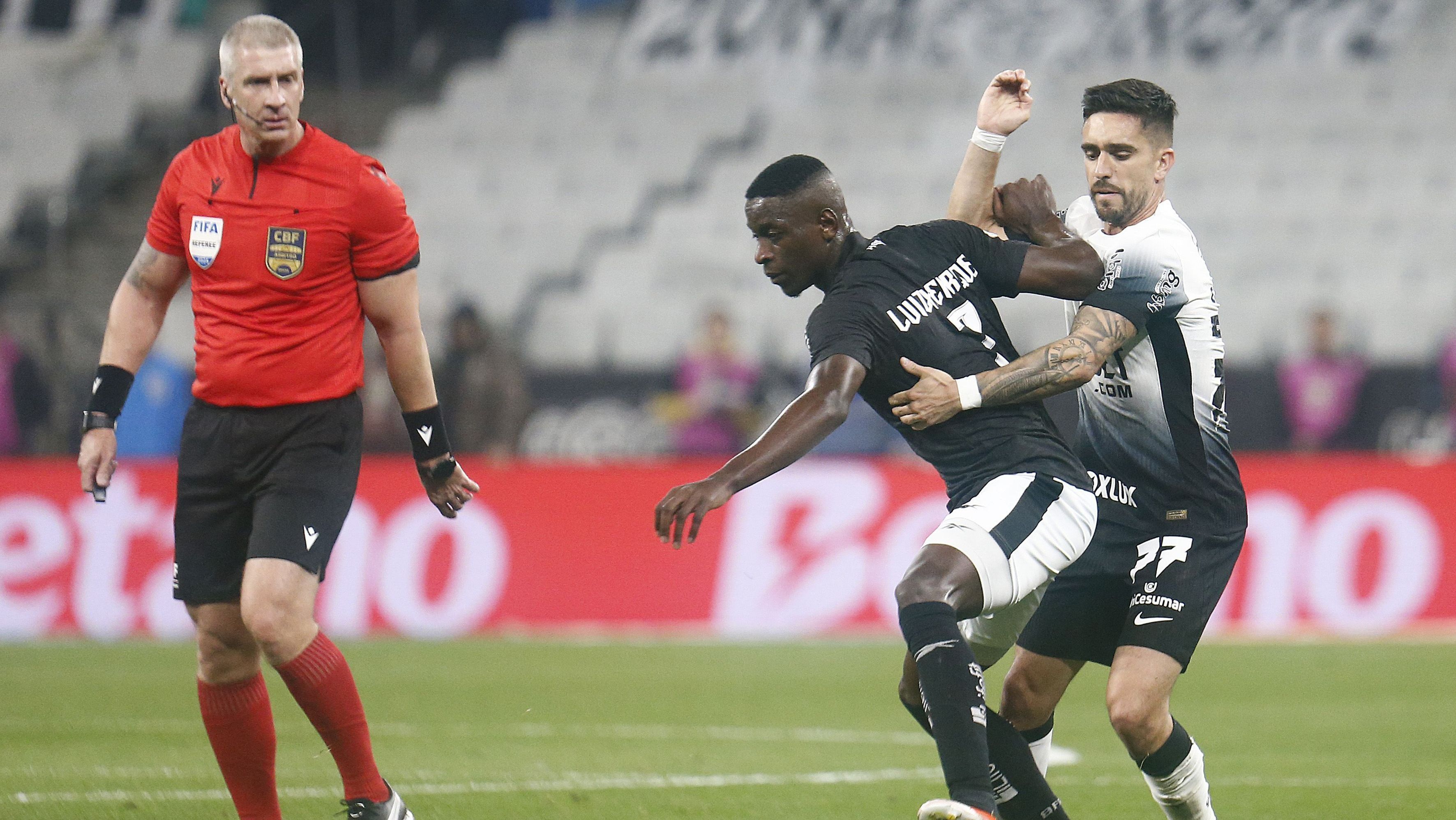 Corinthians e Botafogo em partida do Brasileirão