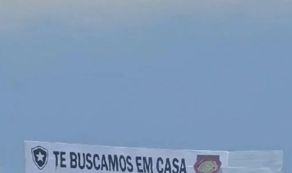 Torcida do Botafogo provoca São Paulo com cartaz em avião